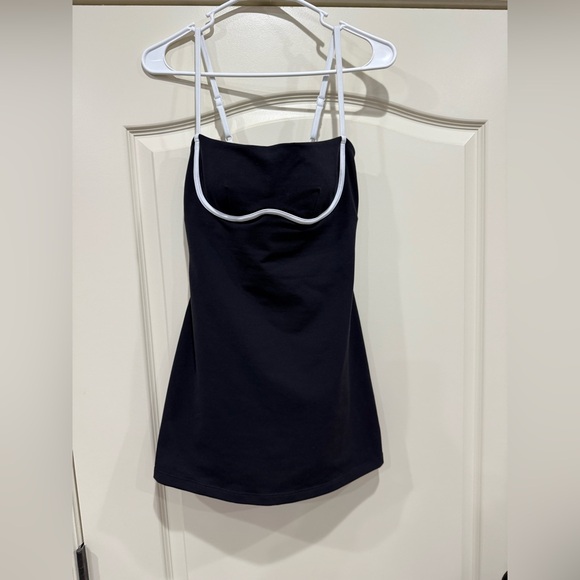 alo yoga black and white dress AIRBRUSH STREAMLINED DRESS – ALO Indonesia main image 1